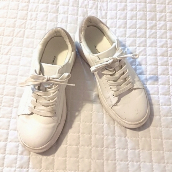 Time and Tru White Sneakers - Picture 3 of 8